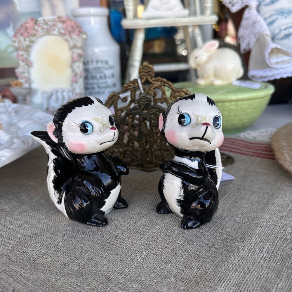 Vintage 1957 Kreiss skunk figurine set
